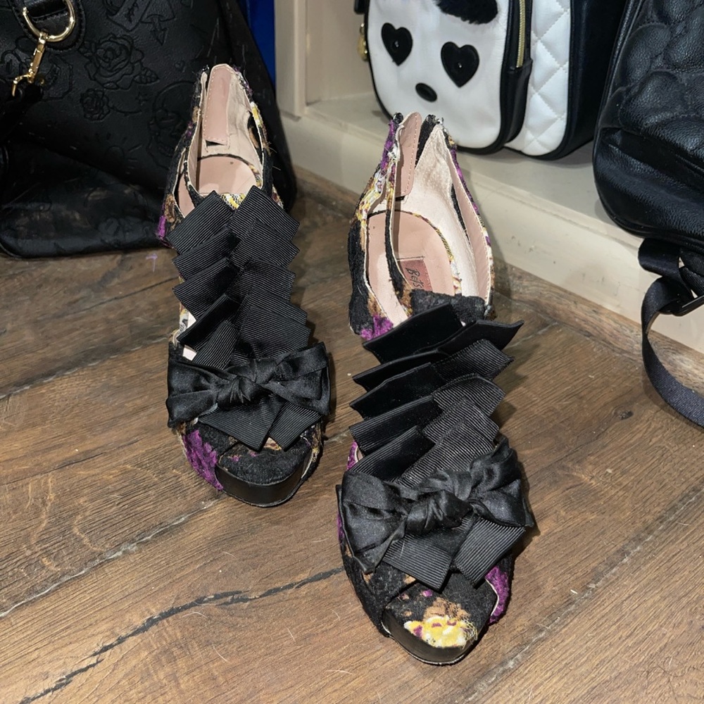 VTG Betsey Johnson Black & Purple Floral Heels